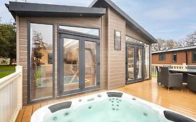 Enzo'S Lodge With Hot Tub